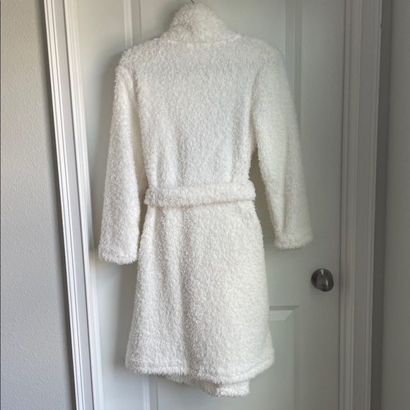 ULTA Fuzzy Robe - Picture 8 of 14